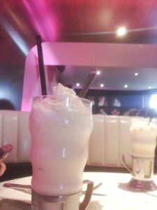 Montréal, Milkshake de Xarope de Maple, Deville Dinerbar, Canadá, Québec - Nathalia Molina @ComoViaja