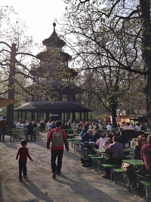 englischer-garten-torre-chinesa-cerveja-no-biergarten-parque-em-munique-na-alemanha-foto-nathalia-molina-comoviaja