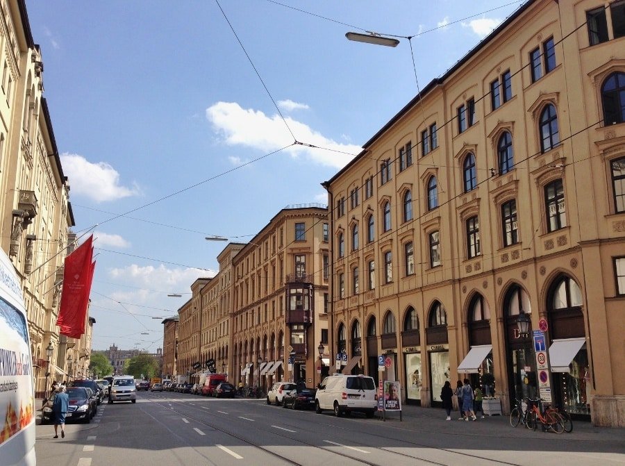 maximiliamstrasse-rua-de-boutiques-de-luxo-compras-em-munique-na-alemanha-foto-nathalia-molina-comoviaja