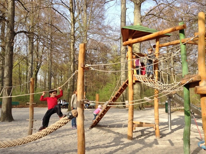 Munique Crianca Englischer Garten Biergarten Torre Chinesa Alemanha Familia Viagem - Foto Nathalia Molina @ComoViaja (3) (800x600)