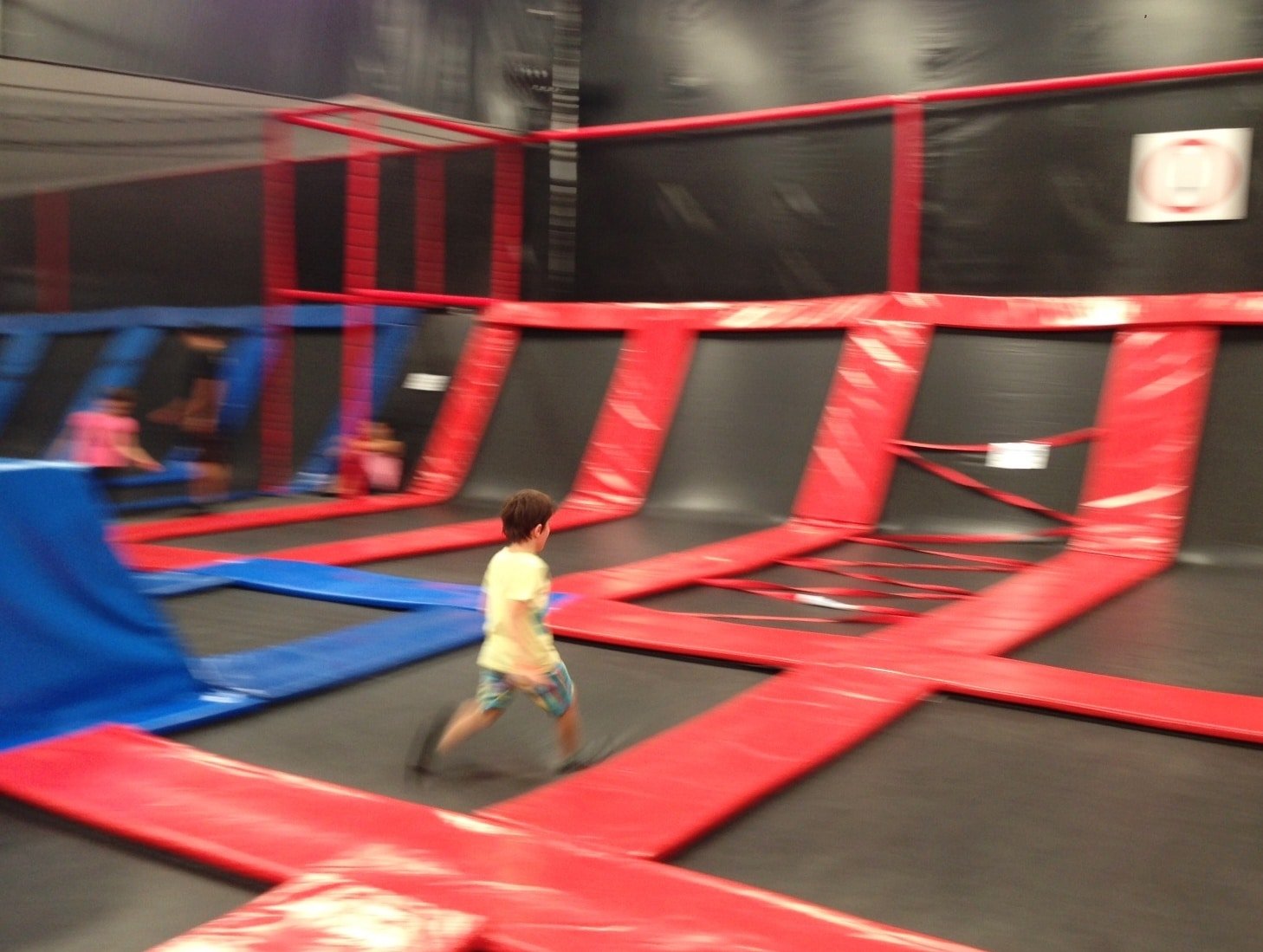 Joaquim correndo no galpão de trampolins do Urban Motion
