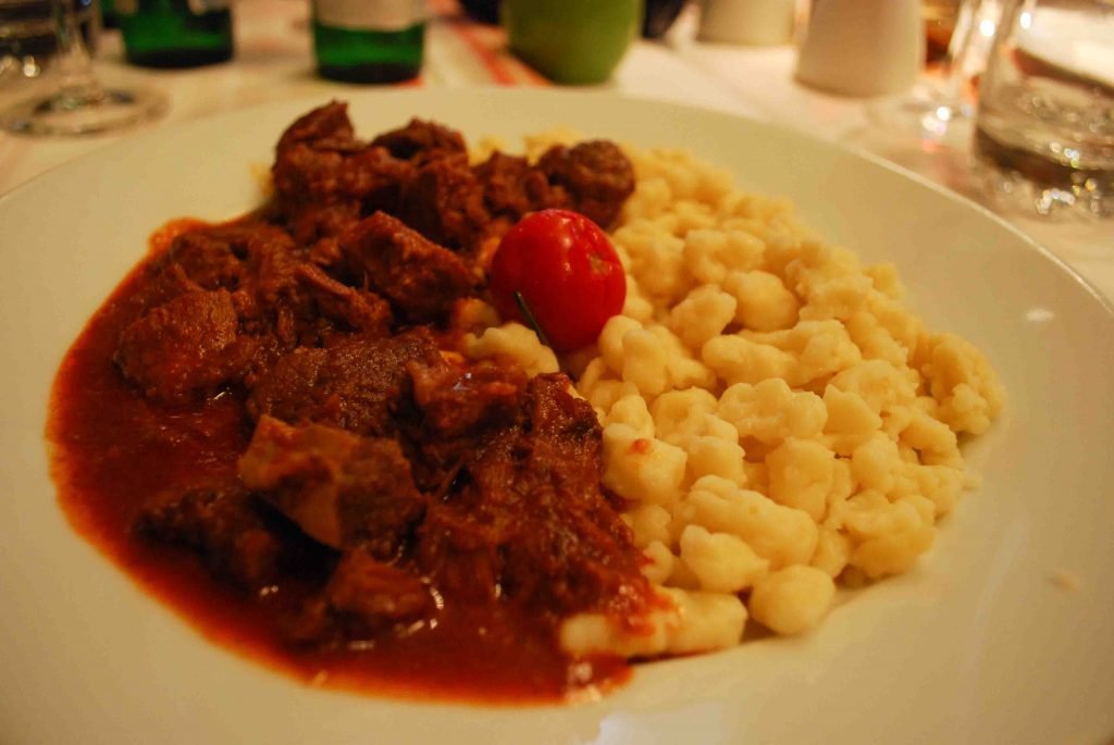 Goulash (Hungria): prato típico em Budapeste, em sopa ou spätzel