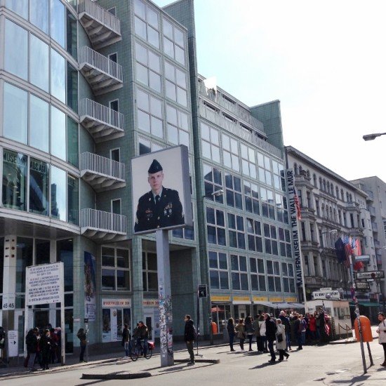 Checkpoint Charlie: hoje ponto turístico de Berlim, antes posto militar