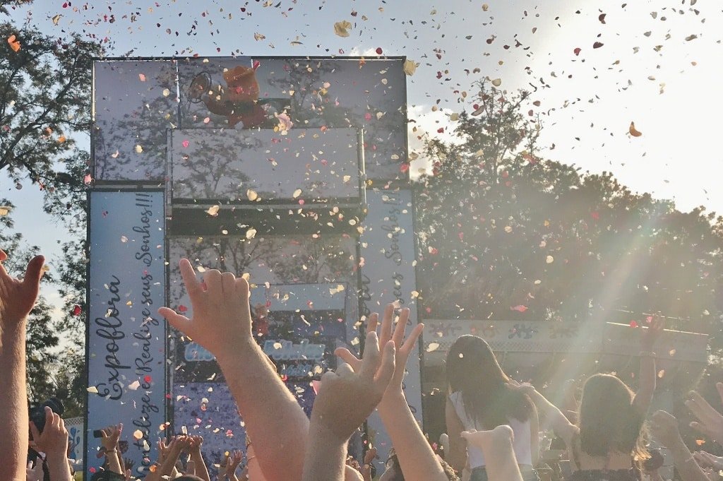 Chuva de pétalas na festa das flores em Holambra