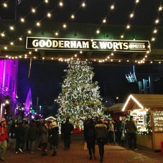 Mercado de Natal (Toronto): o Christmas Market com barracas e coral