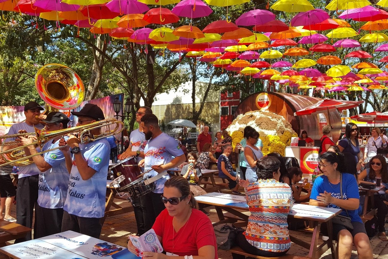 Rua de guarda-chuvas coloridos, com restaurantes na Expoflora