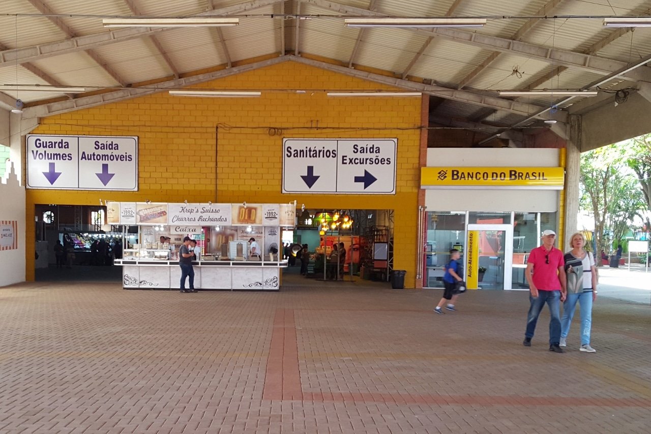 Posto do banco e banheiros na festa no interior de SP