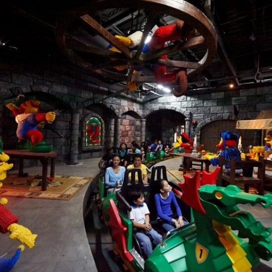 Legoland Dubai e parques em área com hotel, restaurantes e lojas