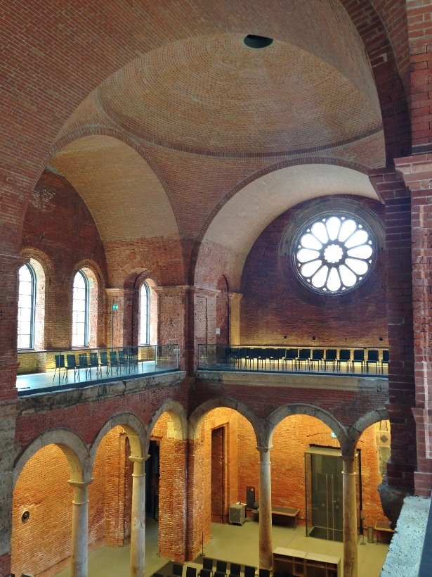 Sala de concerto em antiga igreja