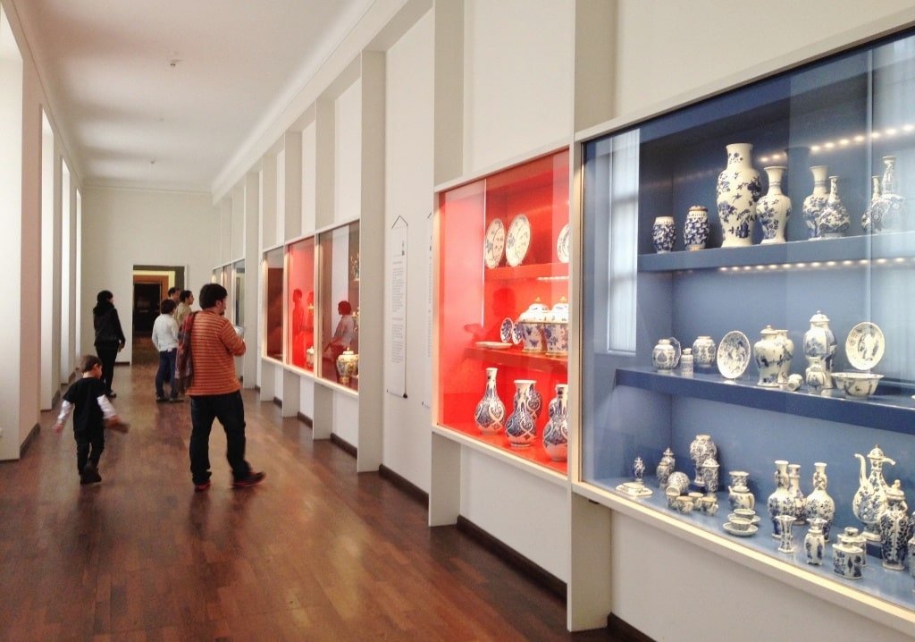No palácio em Munique, sala das porcelanas