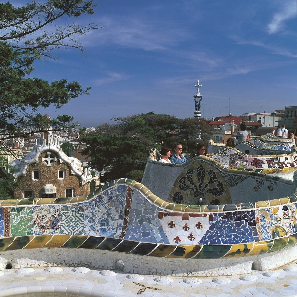 Mosaicos coloridos da Praça da Natureza, na obra-prima de Gaudí