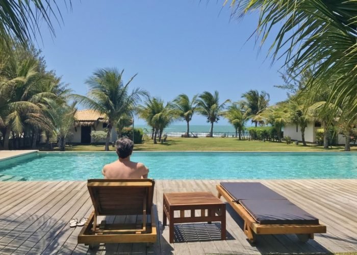 Piscina do hotel com o mar ao fundo, no Vila Selvagem - Fotos: Nathalia Molina @ComoViaja