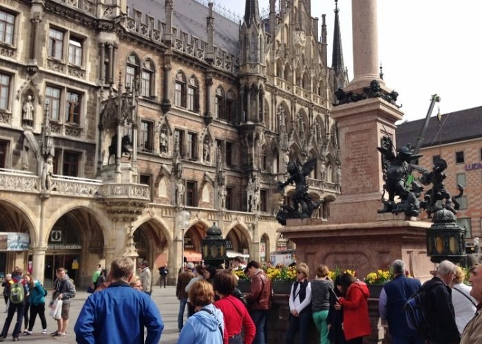 Praça de Munique: Marienplatz - Foto: Nathalia Molina @ComoViaja