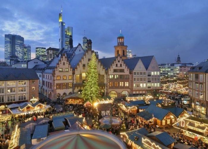 Mercados de Natal na Alemanha estão espalhados pelas praças, como a Römerberg, em Frankurt tradição - Foto: Divulgação