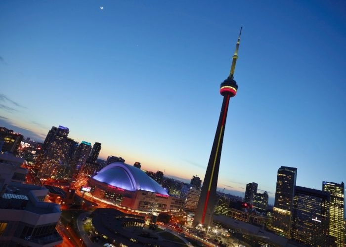Toronto (com sua CN Tower), entre os destinos mais escolhidos pelos brasileiros para estudar fora  - Foto: CN Tower/Divulgação